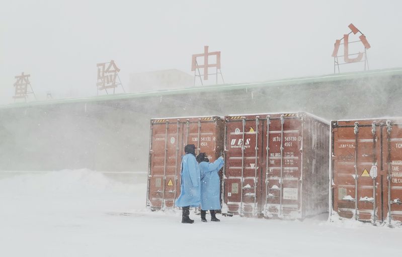 顶风冒雪 坚守监管（图）